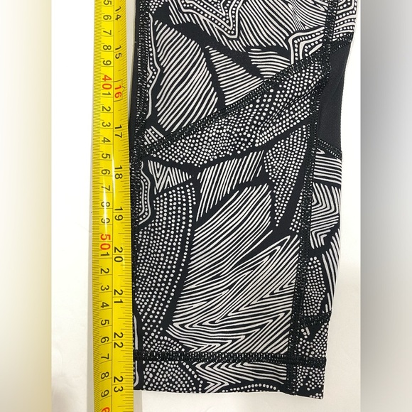 Lululemon Pace Rival Crop Full-On Luxtreme in Dottie Tribe White Black Size 6 - Picture 11 of 15